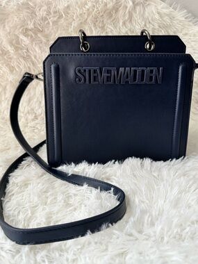 Steve Madden Bevelyn Convertible Crossbody bag in navy blue like new